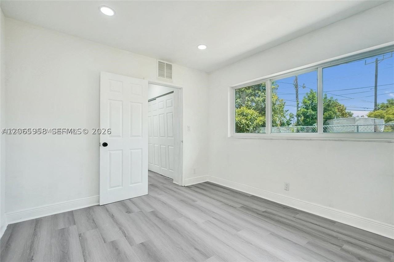 2343 Nw 28th St #1 - Photo 5 of 11