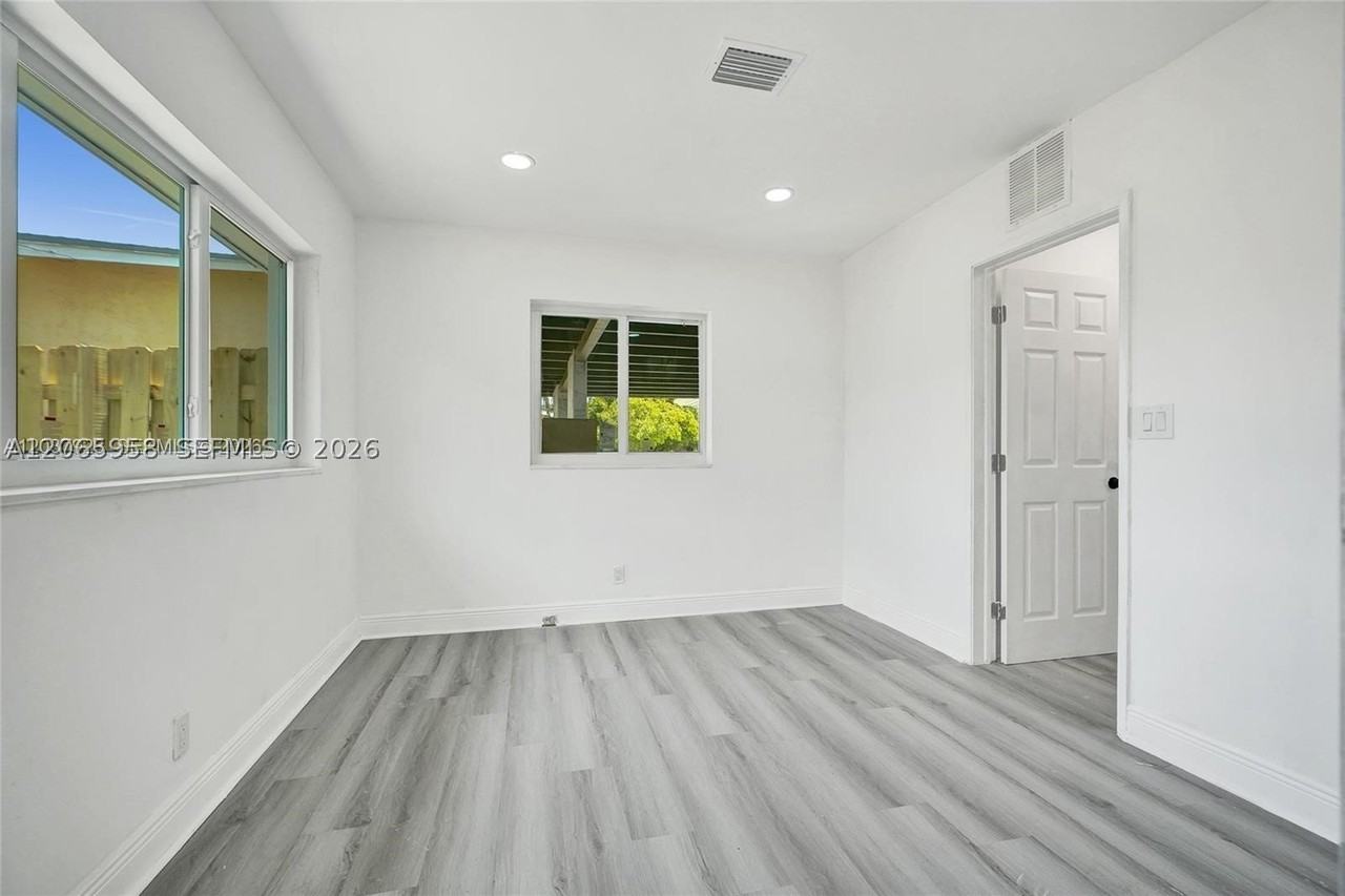 2343 Nw 28th St #1 - Photo 6 of 11