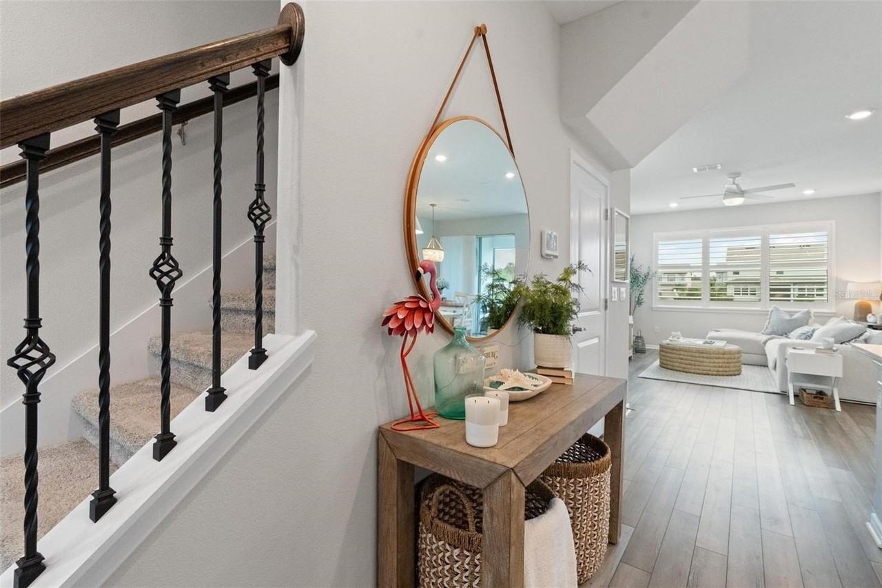 351 Surfside Ave Ne - Photo 2 of 33
