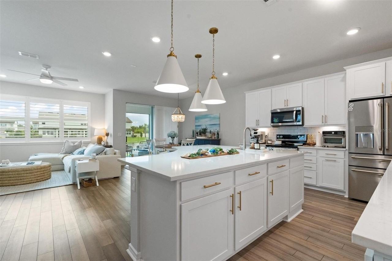 351 Surfside Ave Ne - Photo 3 of 33