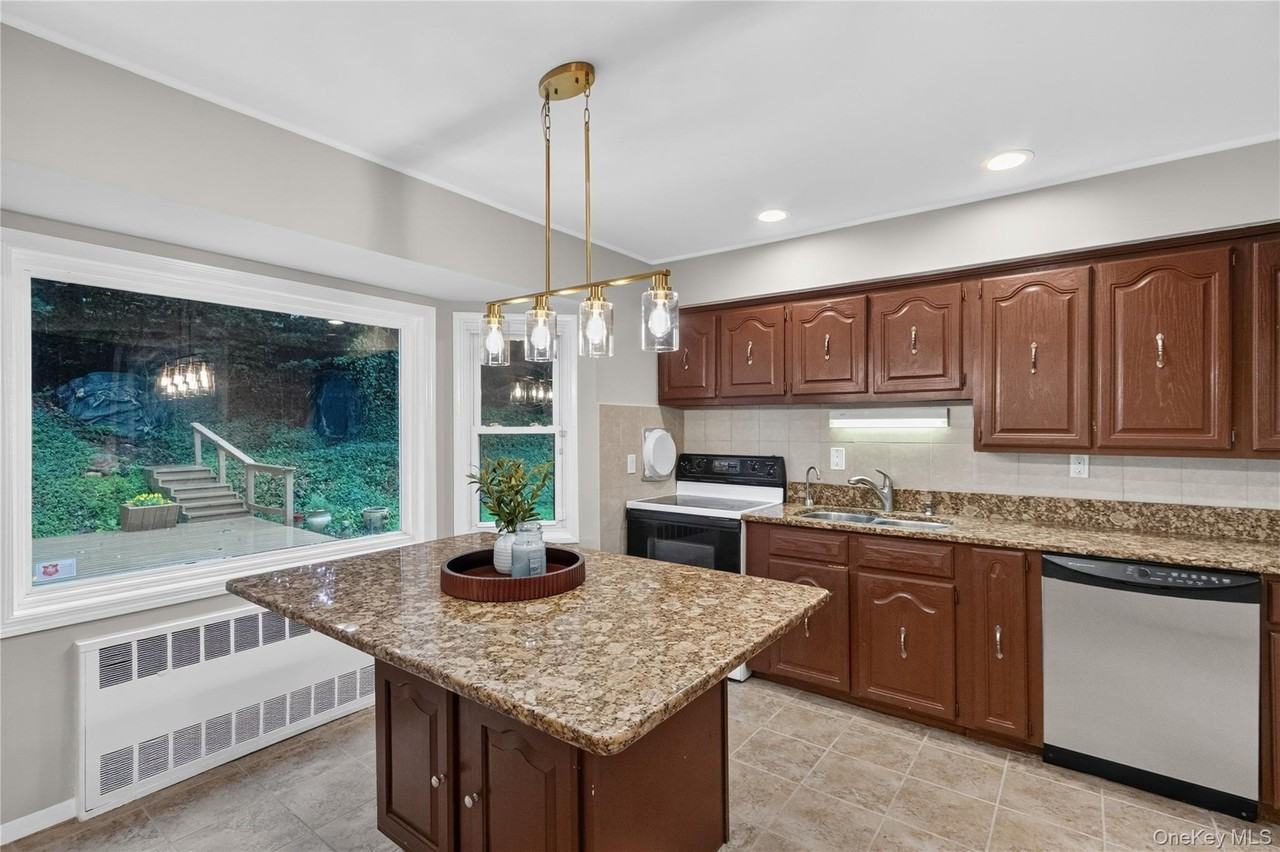 10 Sycamore Rd - Photo 4 of 20
