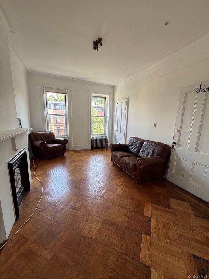 439 Quincy St - Photo 2 of 9