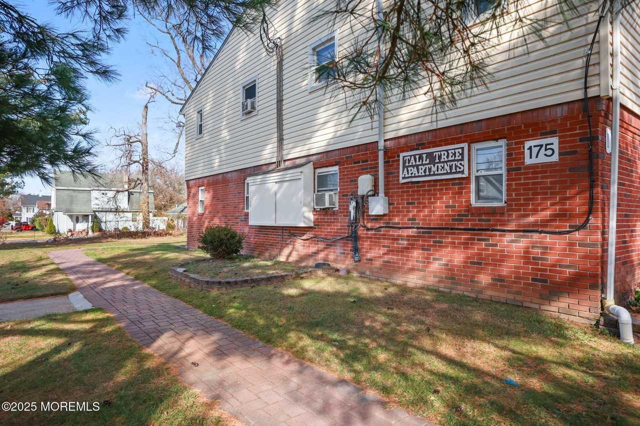 175 Buckelew Ave - Photo 3 of 31