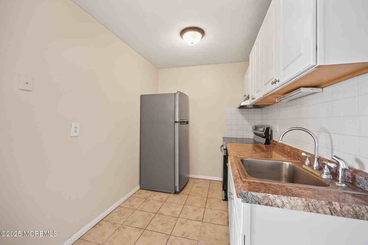 175 Buckelew Ave - Photo 5 of 31