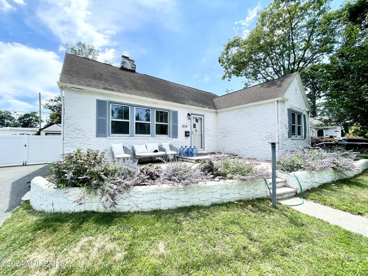254 Lawrence Ave - Photo 2 of 18