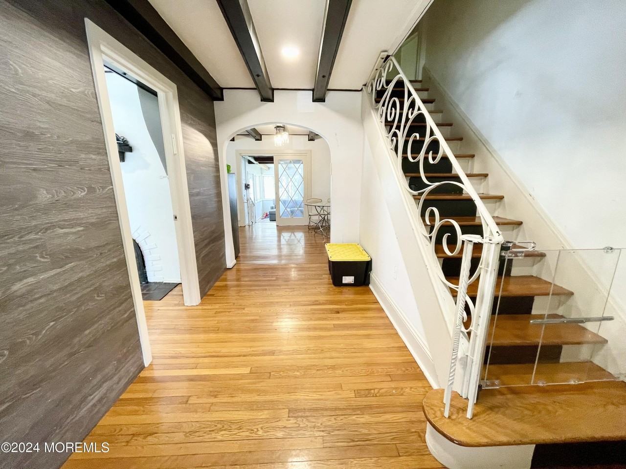254 Lawrence Ave - Photo 3 of 18