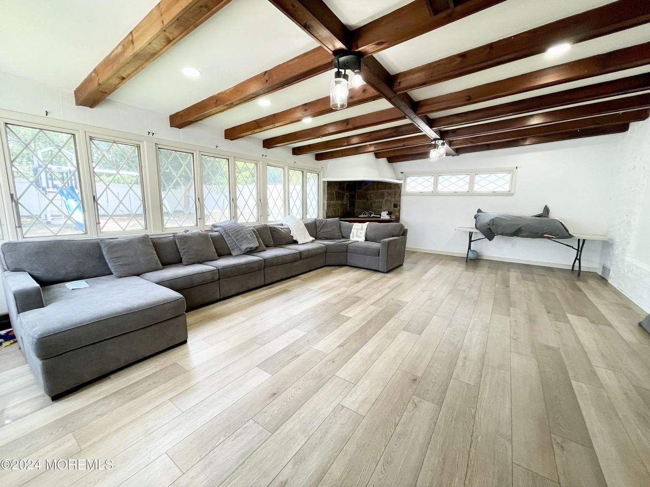 254 Lawrence Ave - Photo 4 of 18