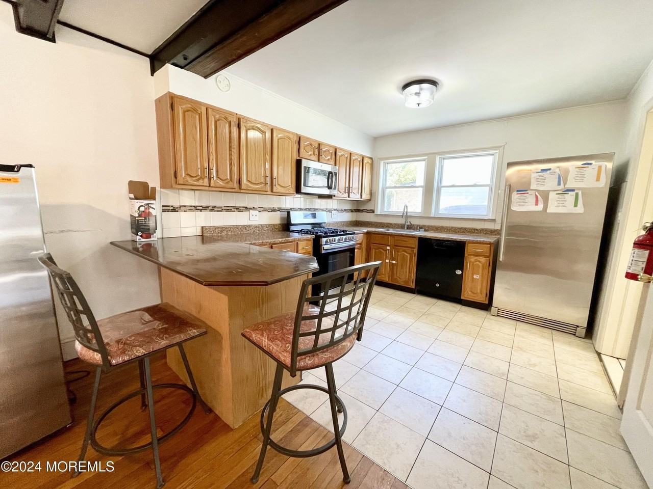 254 Lawrence Ave - Photo 5 of 18