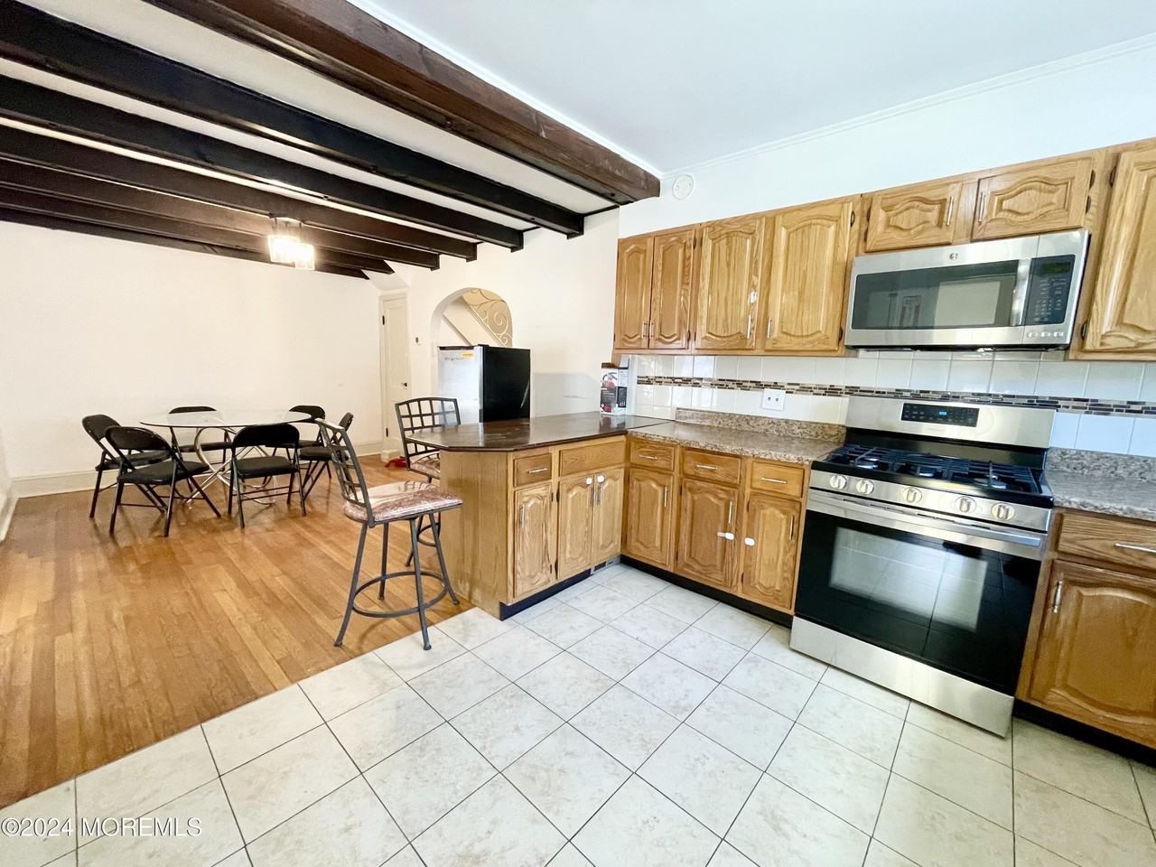 254 Lawrence Ave - Photo 6 of 18