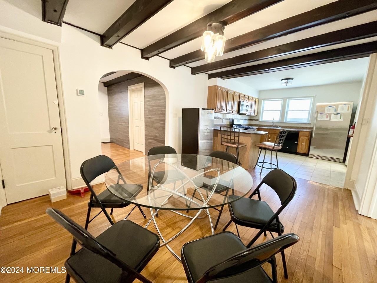 254 Lawrence Ave - Photo 7 of 18