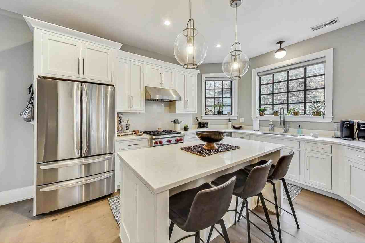 2511 N Francisco Ave #2 - Photo 3 of 19