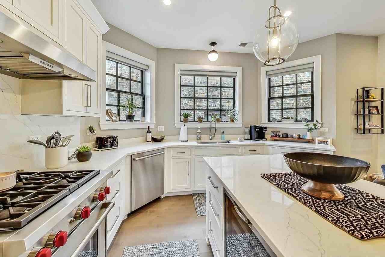 2511 N Francisco Ave #2 - Photo 4 of 19