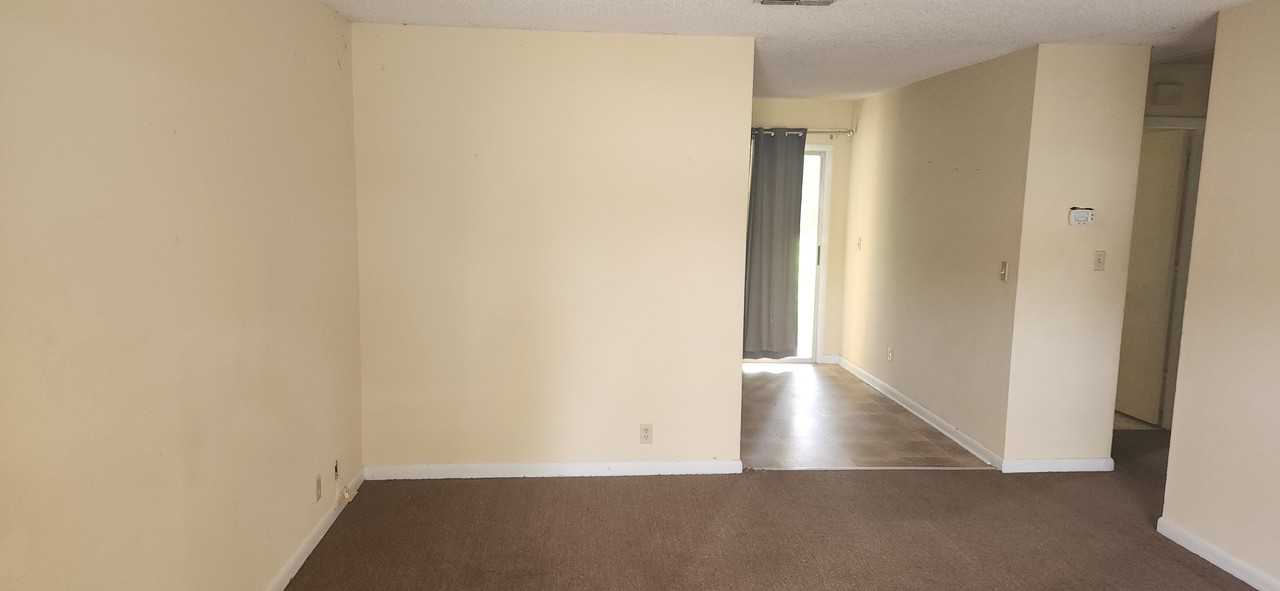 303 Oleander Dr - Photo 2 of 10