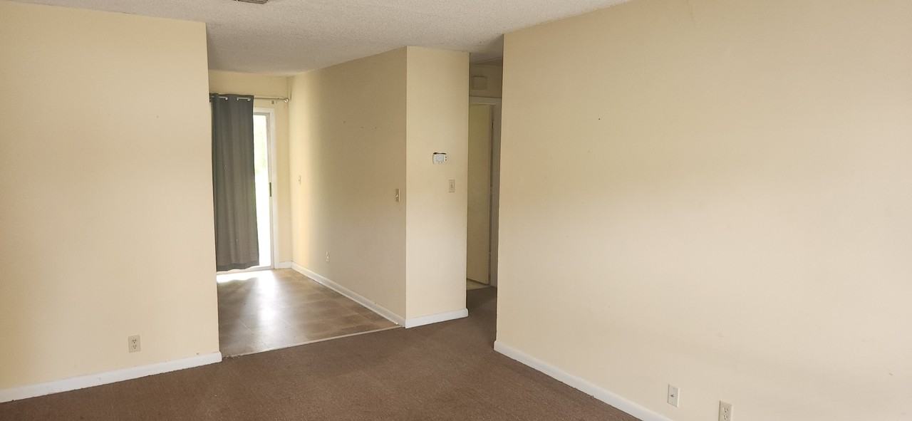 303 Oleander Dr - Photo 3 of 10