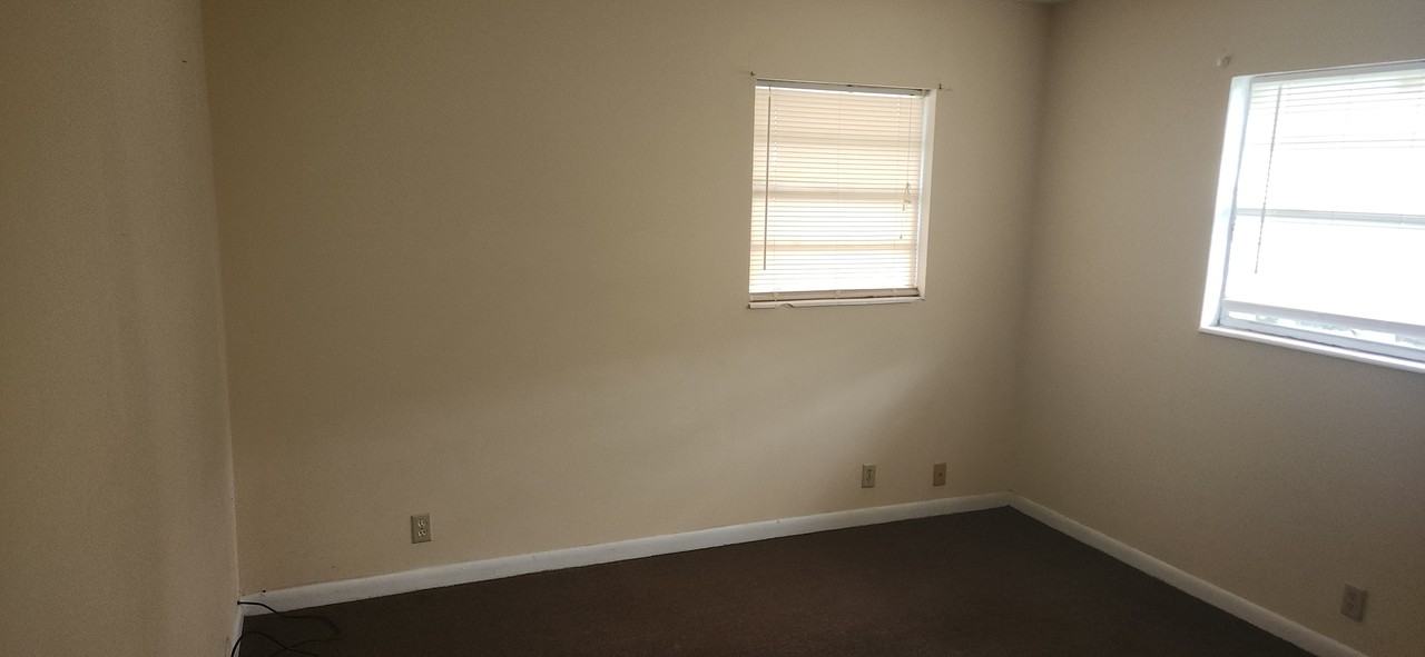 303 Oleander Dr - Photo 5 of 10