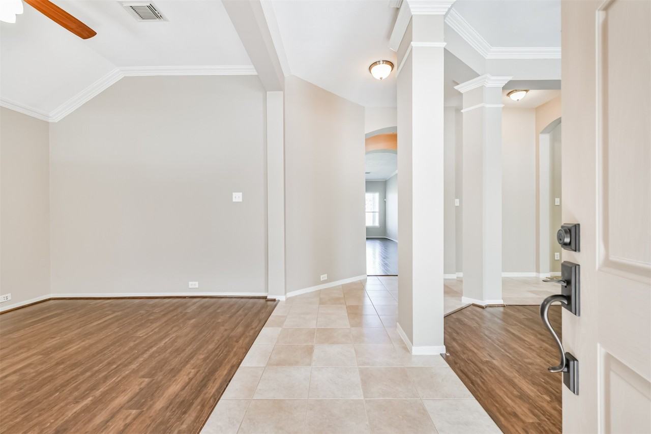 13719 Rolling River Ln - Photo 3 of 36