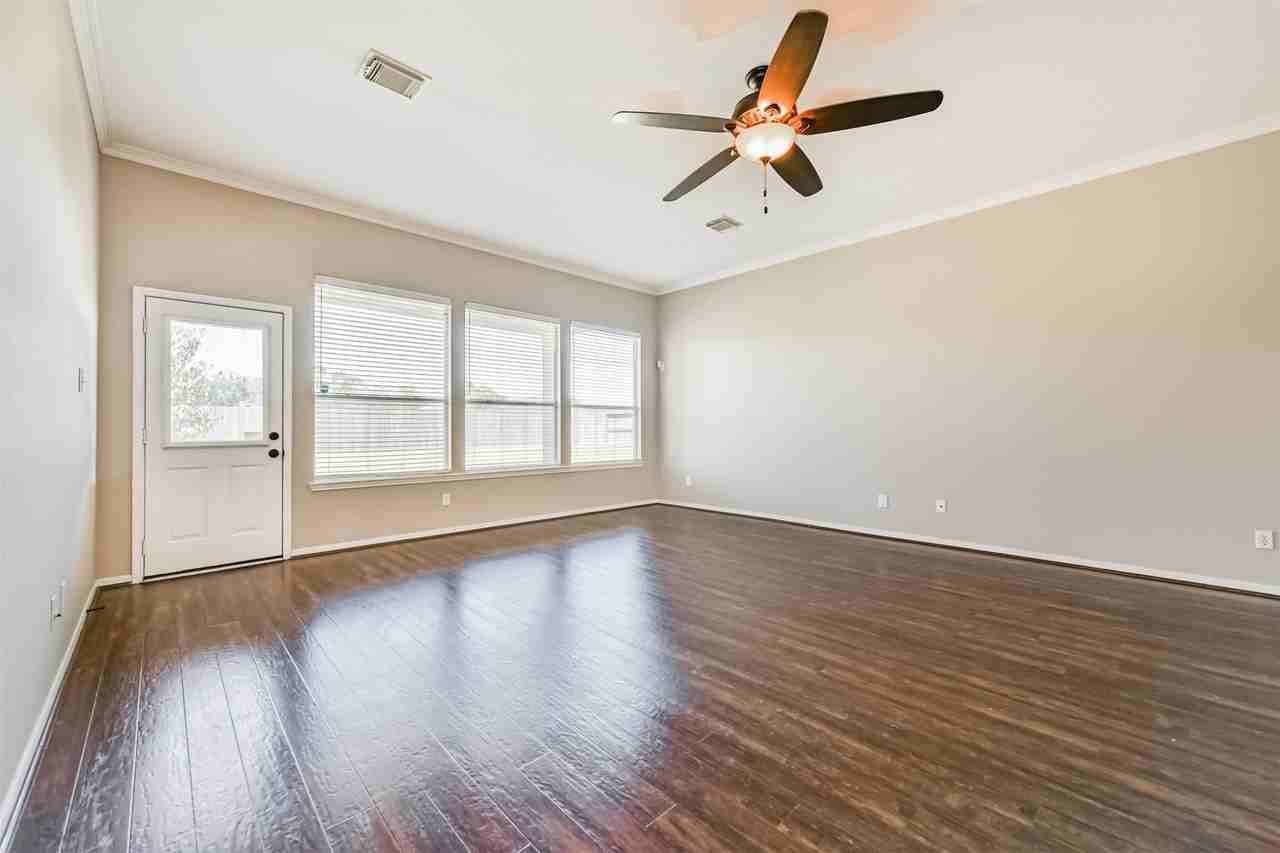 13719 Rolling River Ln - Photo 6 of 36