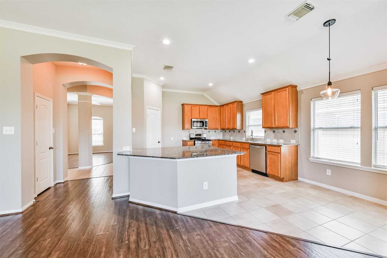 13719 Rolling River Ln - Photo 7 of 36