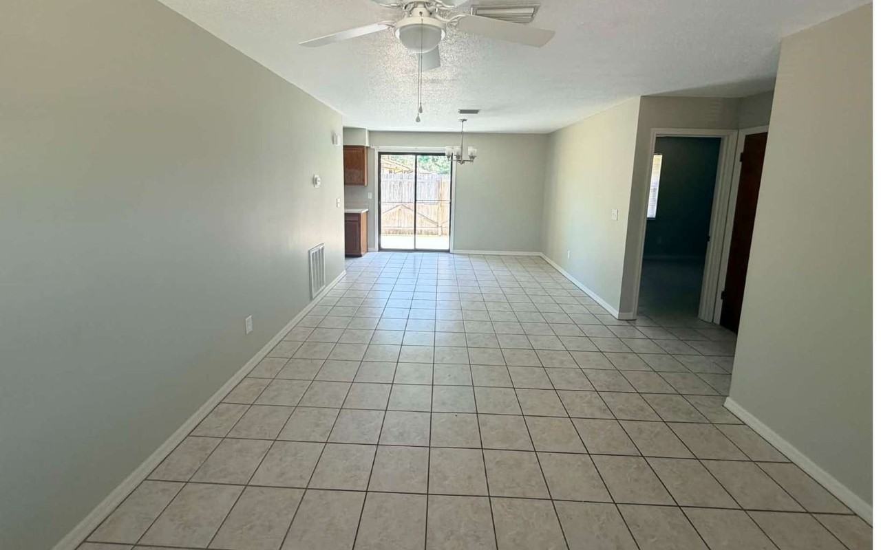 335 Nw Lake City Ave - Photo 2 of 9