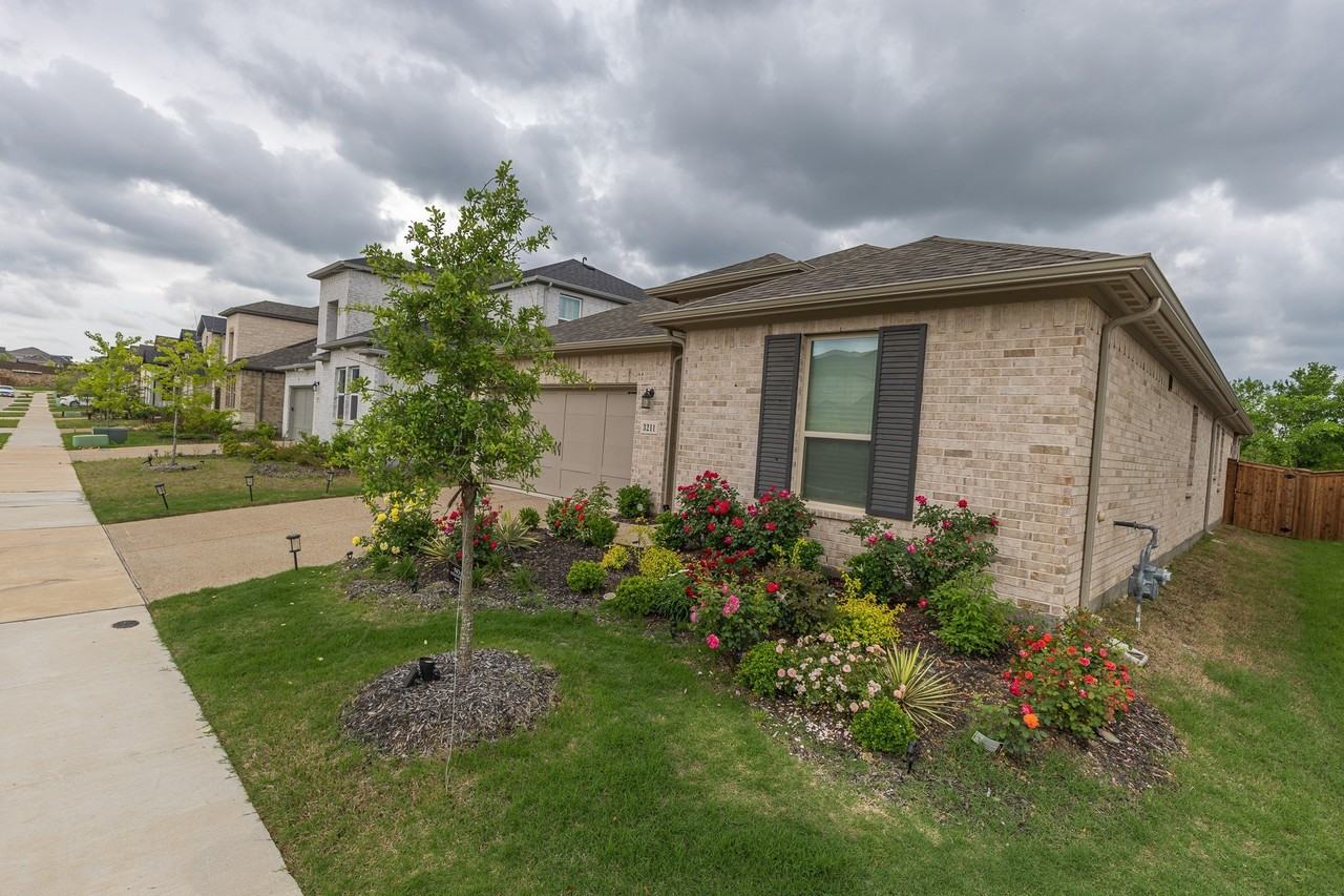3211 Ashlar Ct - Photo 3 of 39