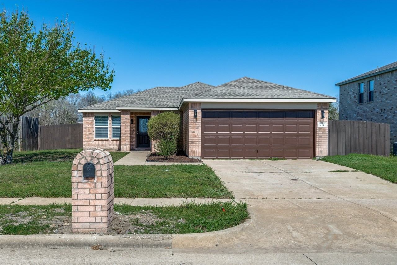 312 Stanford - Photo 3 of 26