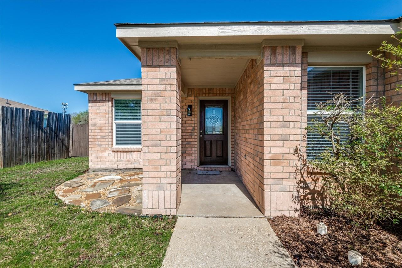 312 Stanford - Photo 4 of 26