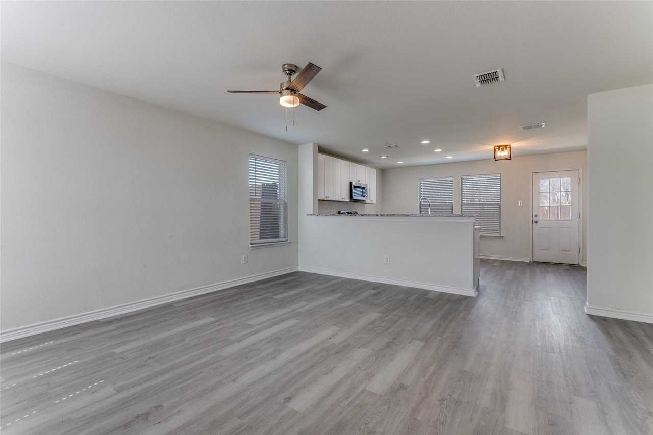 312 Stanford - Photo 6 of 26