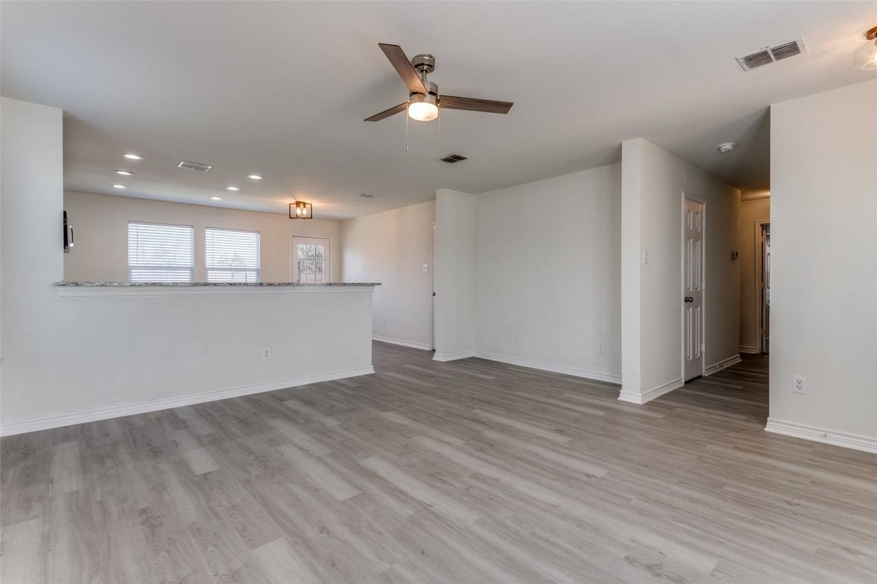 312 Stanford - Photo 7 of 26