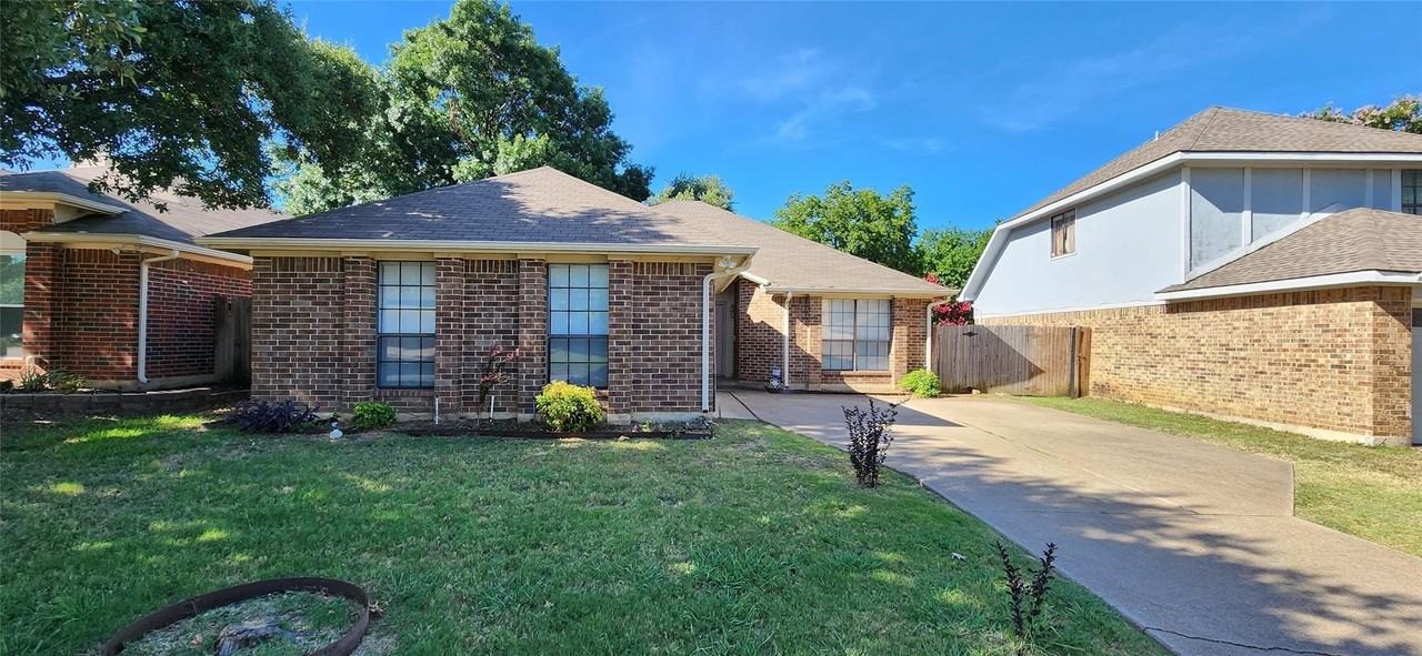 2204 Turf Club Dr - Photo 2 of 16