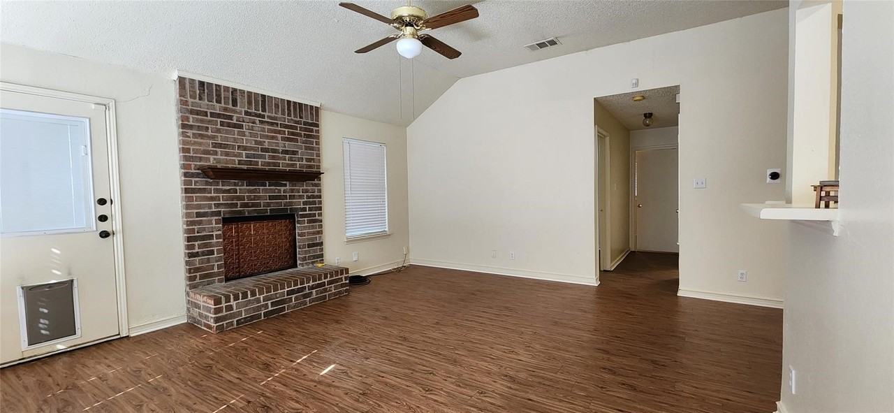 2204 Turf Club Dr - Photo 4 of 16