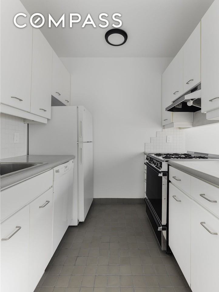 167 Perry St #3J - Photo 4 of 7