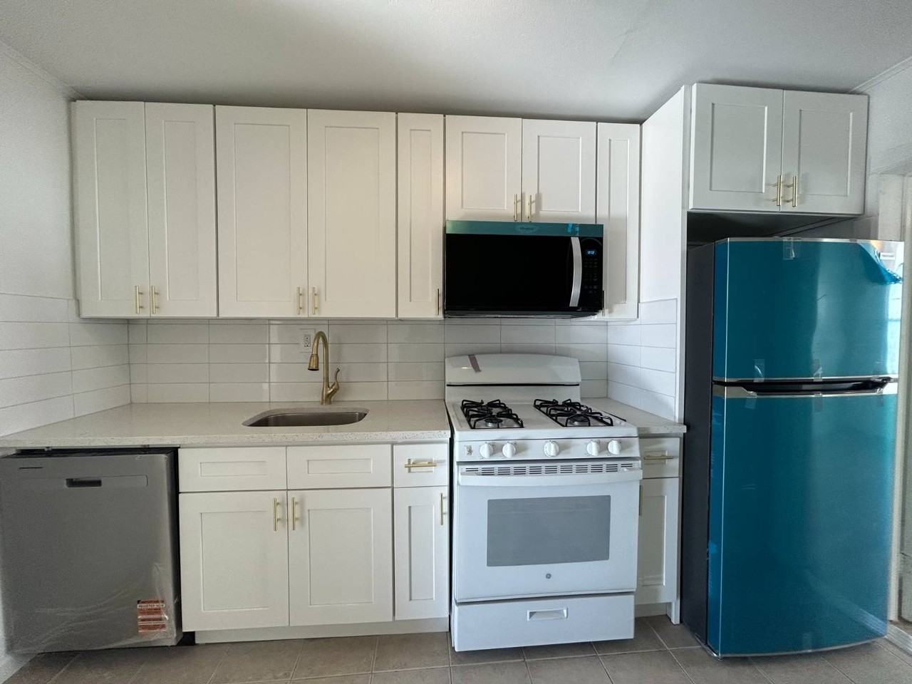 681 Rhinelander Ave #2