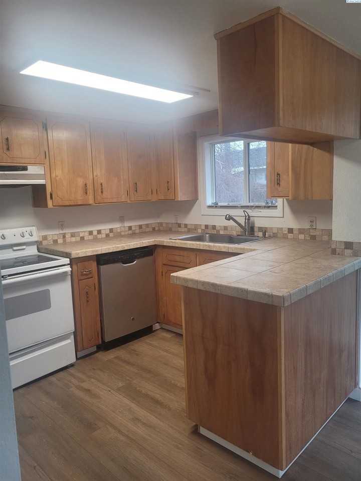1305 Sanford Ave - Photo 2 of 17