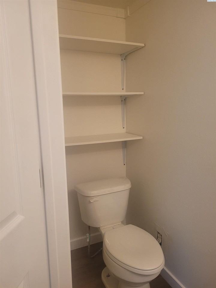 1305 Sanford Ave - Photo 4 of 17