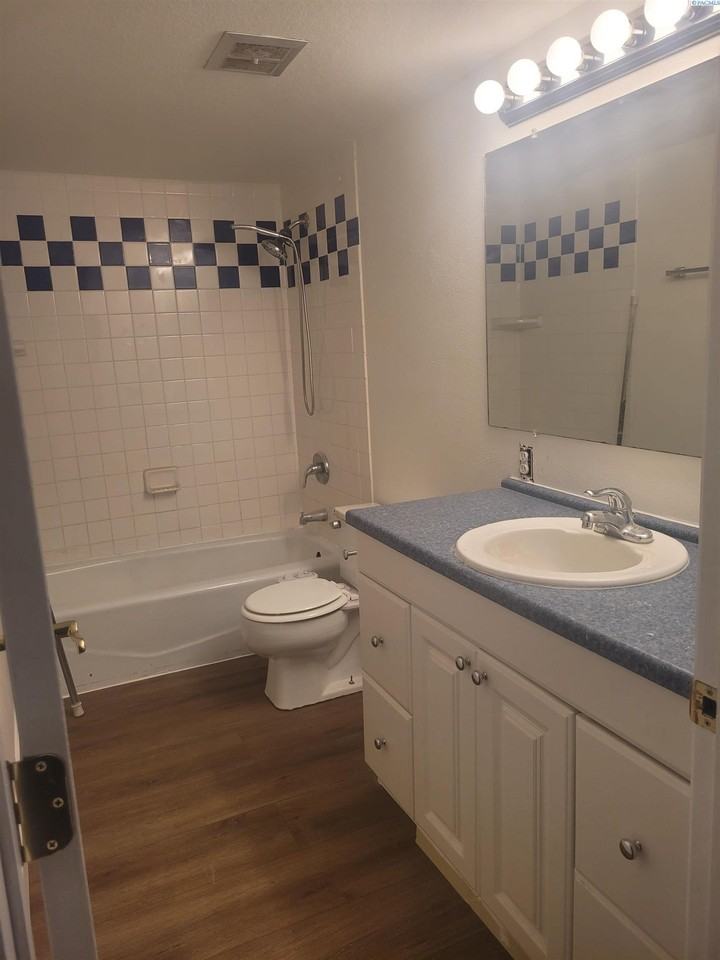 1305 Sanford Ave - Photo 5 of 17