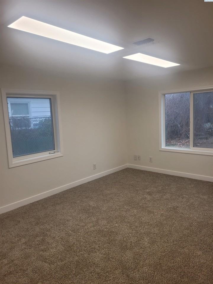 1305 Sanford Ave - Photo 6 of 17