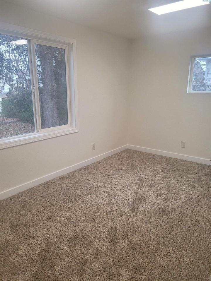 1305 Sanford Ave - Photo 7 of 17