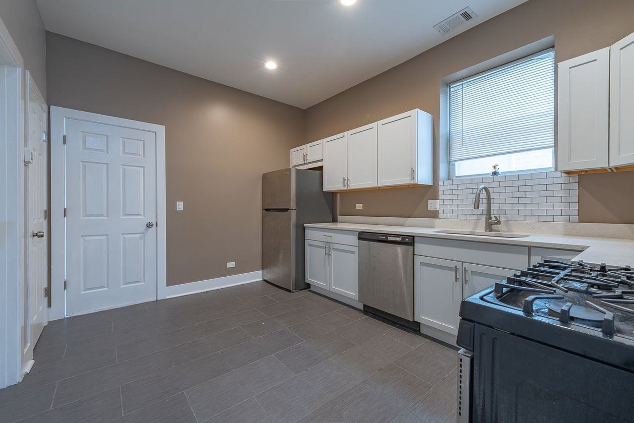 1019 N Ridgeway Ave - Photo 7 of 28