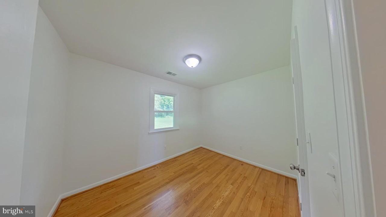 5069 Middle Rd - Photo 7 of 12