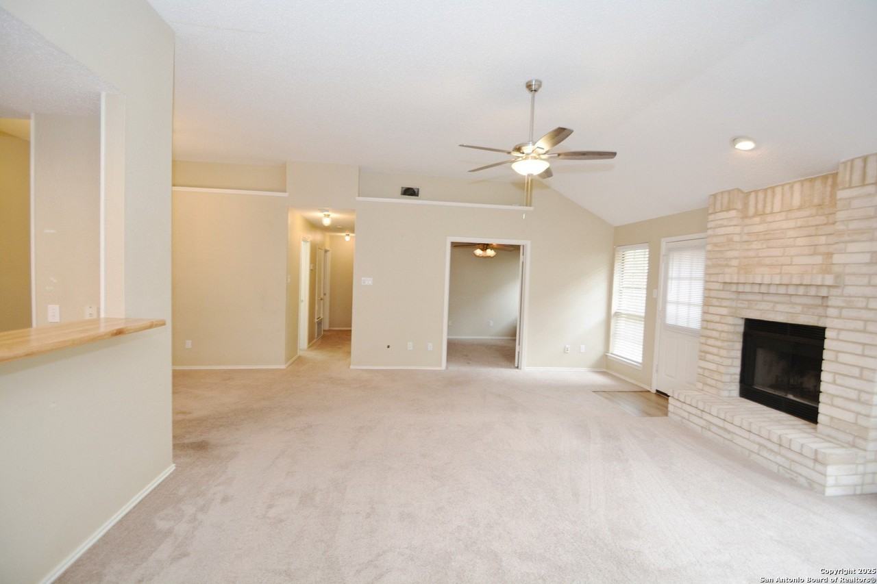 1011 Hedgestone Dr - Photo 2 of 18