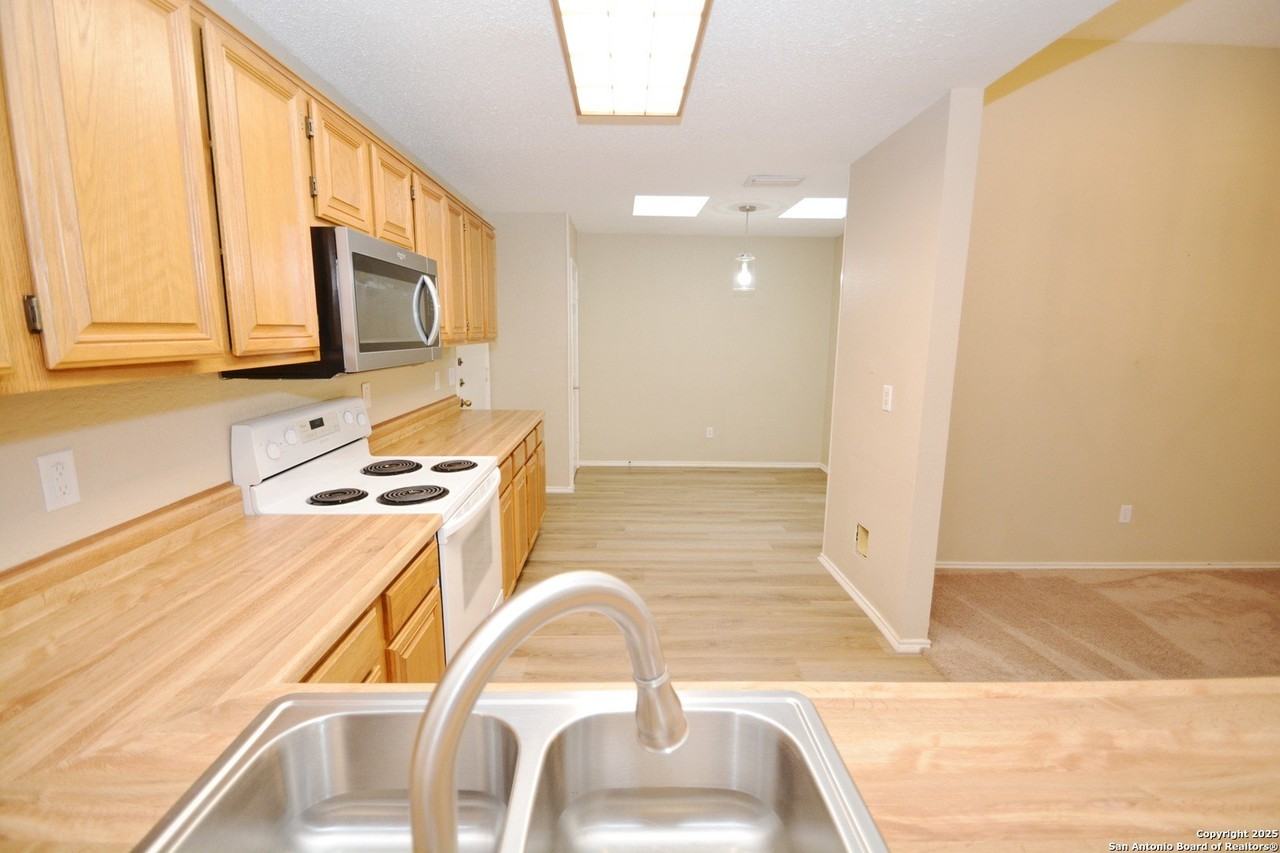1011 Hedgestone Dr - Photo 3 of 18