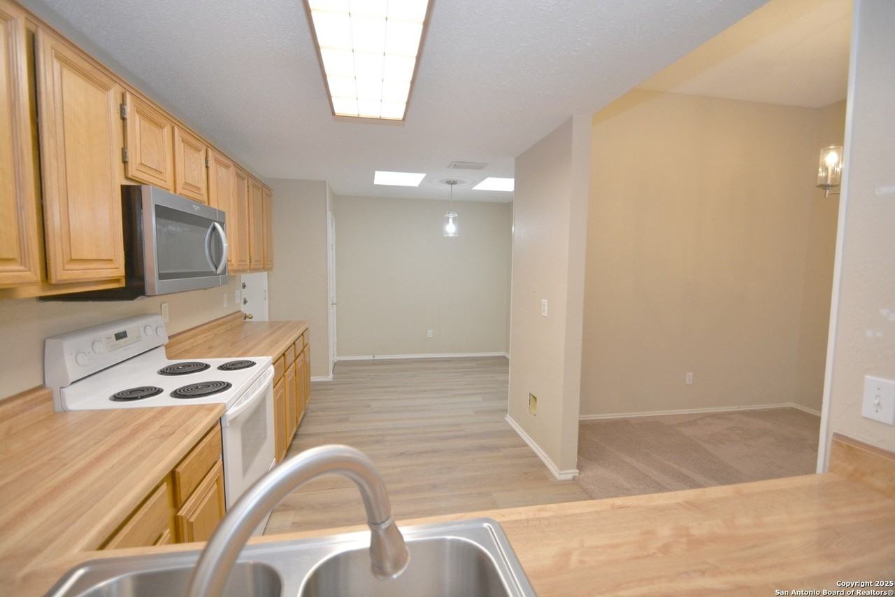 1011 Hedgestone Dr - Photo 4 of 18