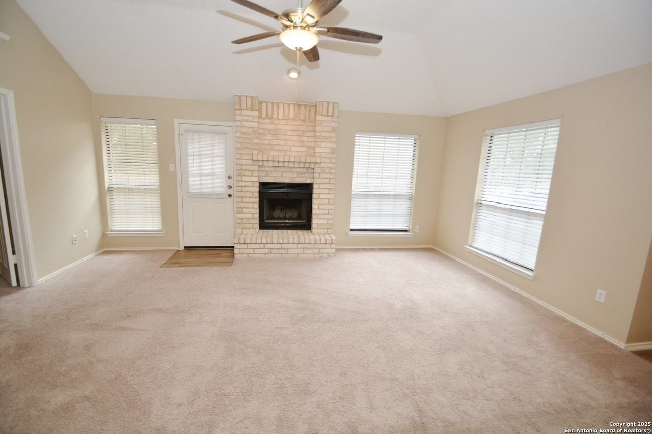1011 Hedgestone Dr - Photo 6 of 18