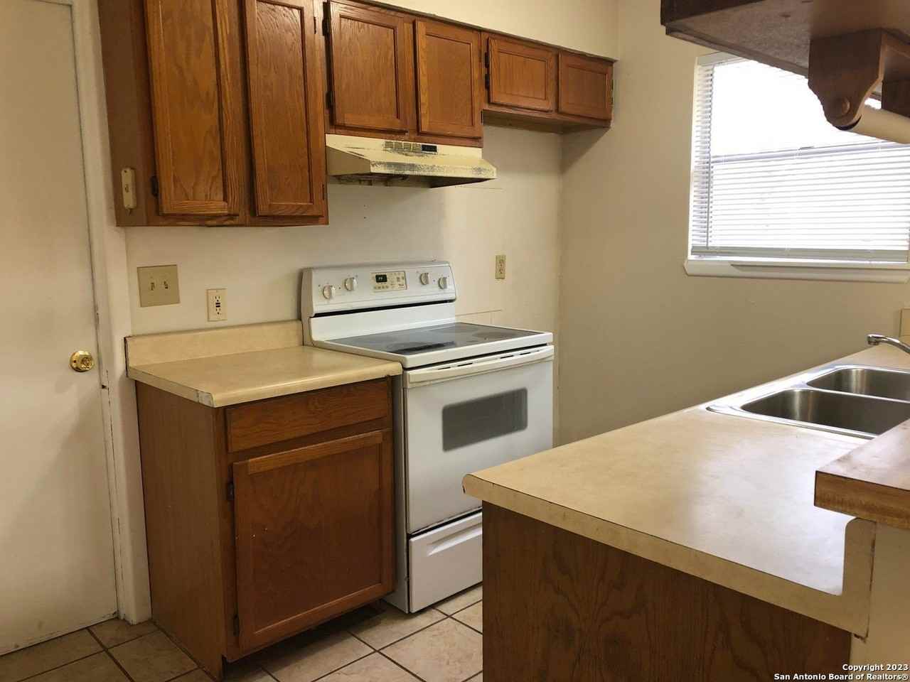 205 Beverly Dr - Photo 3 of 11