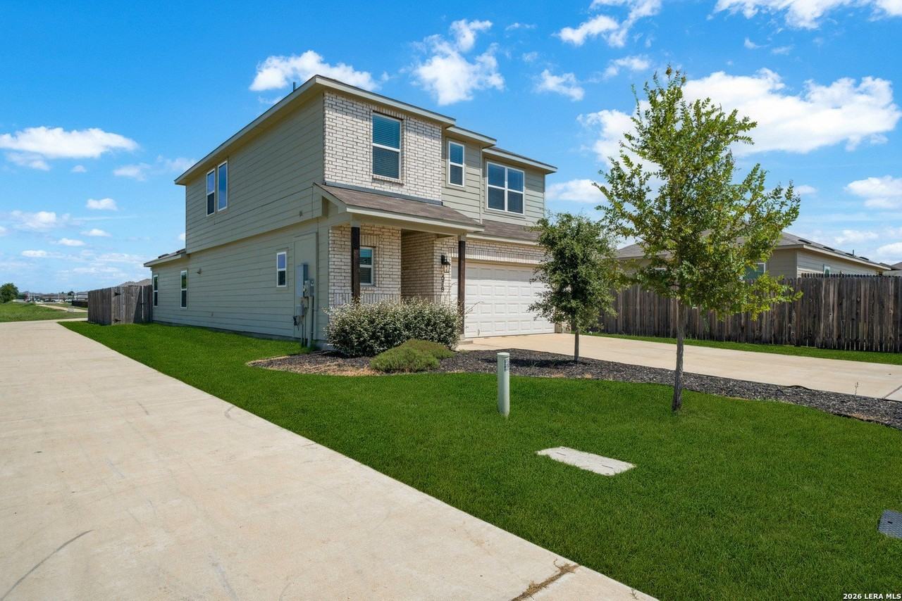 579 Jennifer Way - Photo 3 of 40