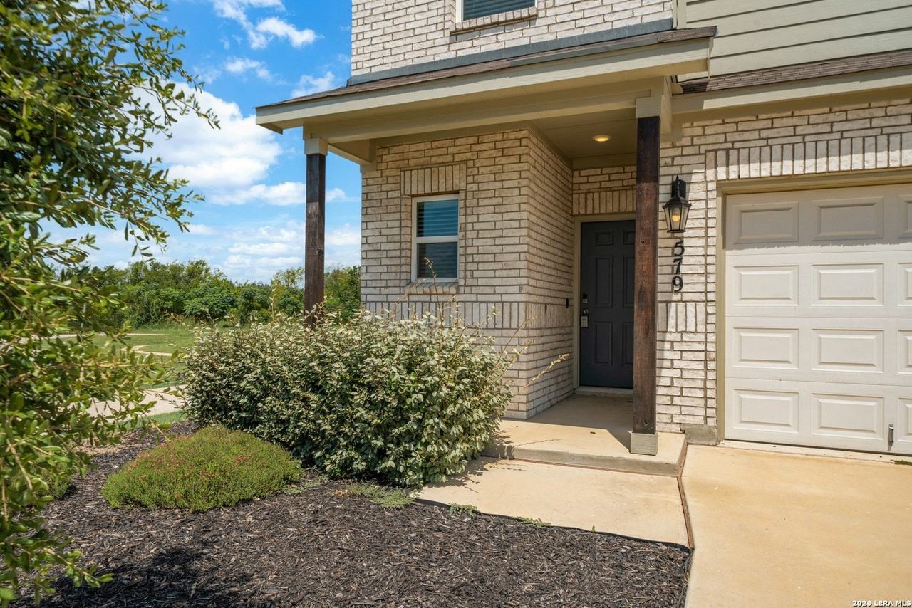 579 Jennifer Way - Photo 4 of 40