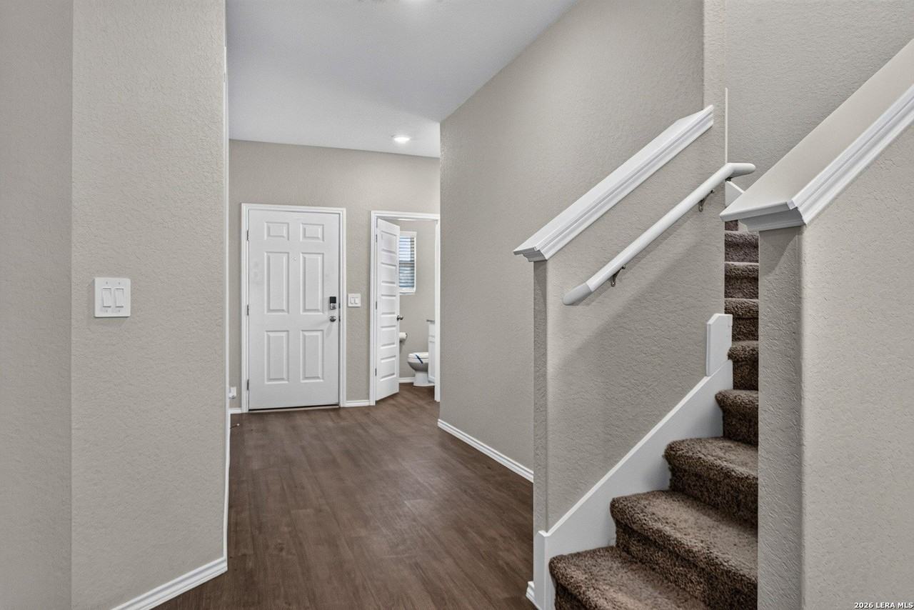 579 Jennifer Way - Photo 5 of 40
