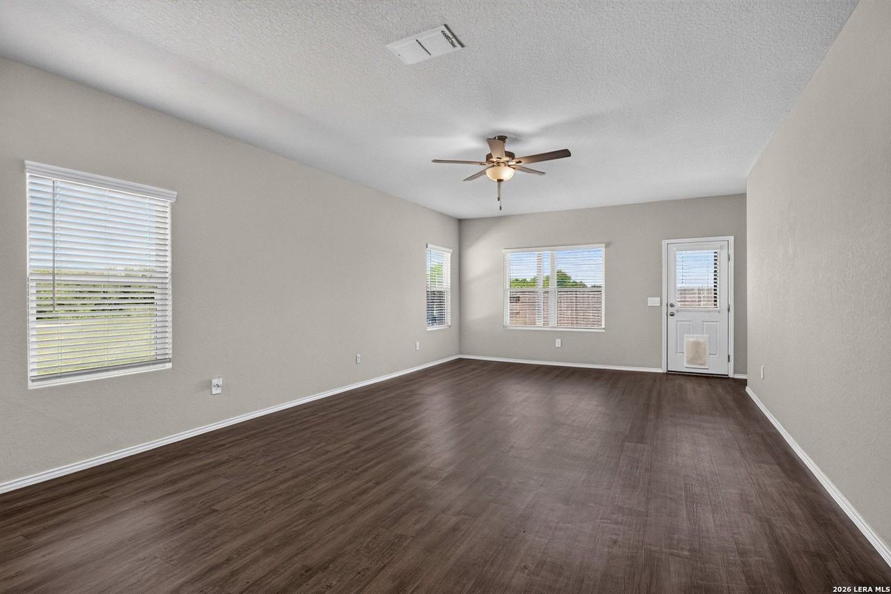 579 Jennifer Way - Photo 6 of 40