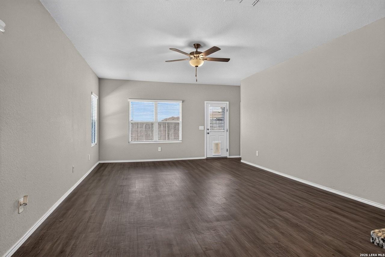 579 Jennifer Way - Photo 7 of 40