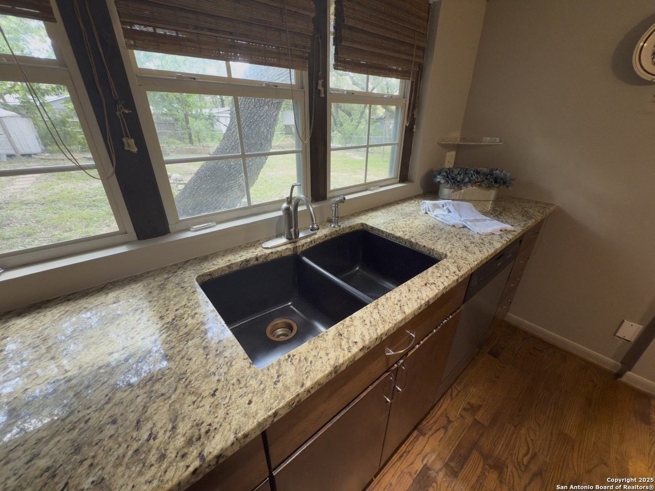 11022 Dreamland Dr - Photo 5 of 24